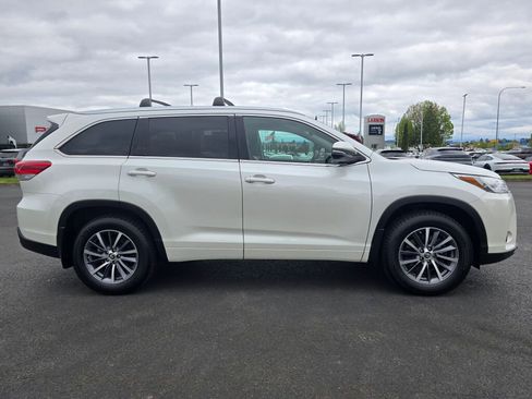 Used 2017 Toyota Highlander XLE AWD/4WD image 6