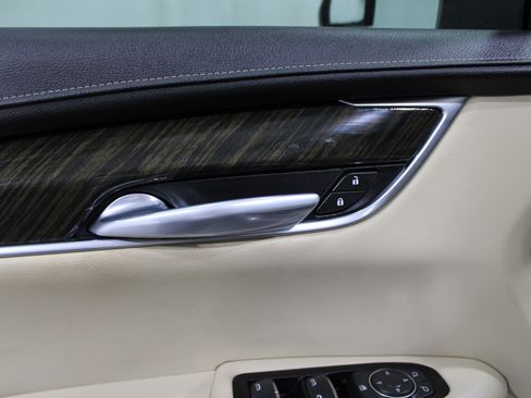 Used 2019 Cadillac XT5 FWD image 8