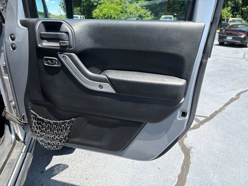Used 2015 Jeep Wrangler Unlimited Sahara w/ Connectivity Group AWD/4WD image 28