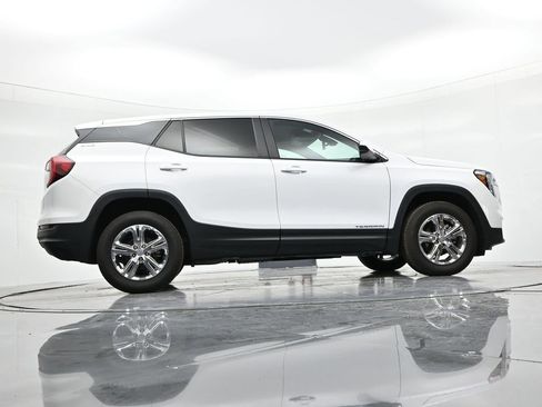 Used 2024 GMC Terrain SLE image 21