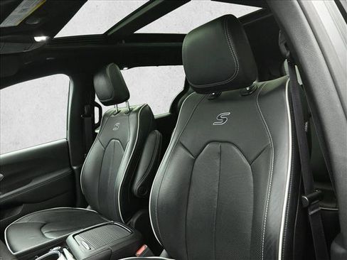 Used 2025 Chrysler Pacifica Limited FWD image 9