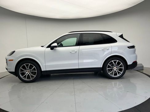 Used 2025 Porsche Cayenne AWD/4WD image 2