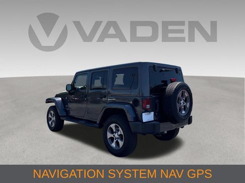 Used 2018 Jeep Wrangler Unlimited Sahara w/ Connectivity Group AWD/4WD image 3