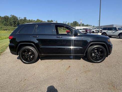 Used 2019 Jeep Grand Cherokee Laredo AWD/4WD image 7
