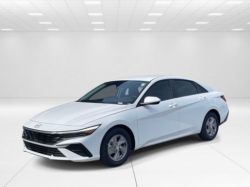 New 2026 Hyundai Elantra SE image 3