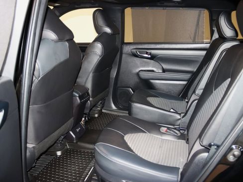 Used 2023 Toyota Highlander L image 48