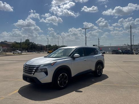 Certified 2025 Nissan Rogue SV FWD image 10