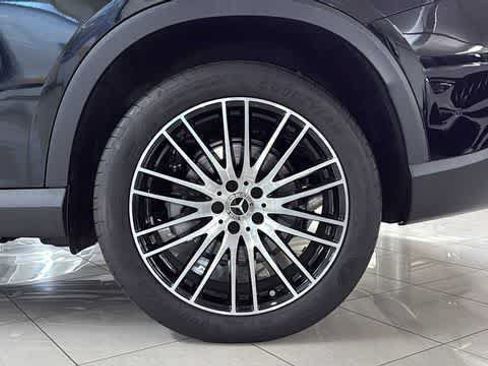 Used 2025 Mercedes-Benz GLC 300 4MATIC image 11