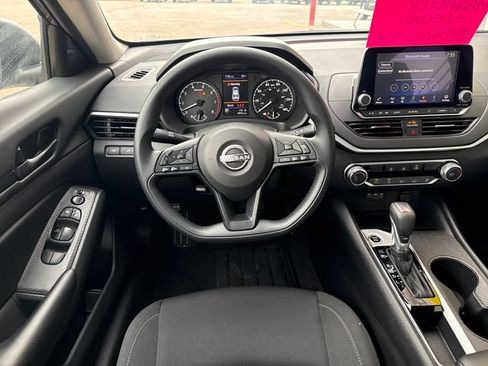 Used 2025 Nissan Altima 2.5 S FWD image 13