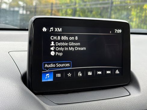 Used 2020 Toyota Yaris XLE image 18