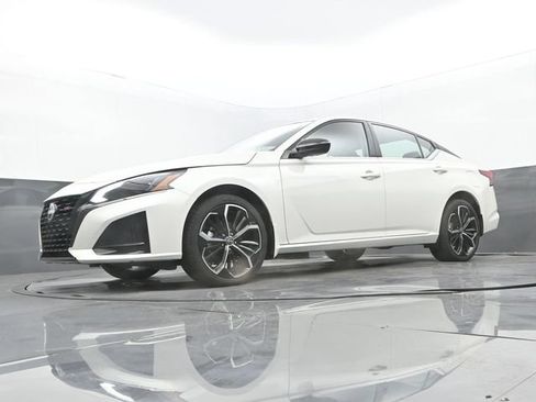 Used 2025 Nissan Altima 2.5 SR AWD/4WD image 12