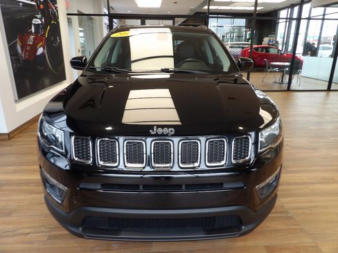 Used 2018 Jeep Compass Latitude w/ Popular Equipment Group AWD/4WD image 2