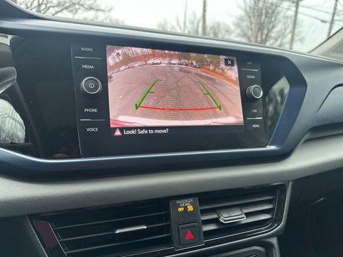 Used 2022 Volkswagen Taos SE w/ Panoramic Sunroof Package image 10