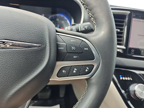 Used 2024 Chrysler Pacifica Touring-L FWD image 18