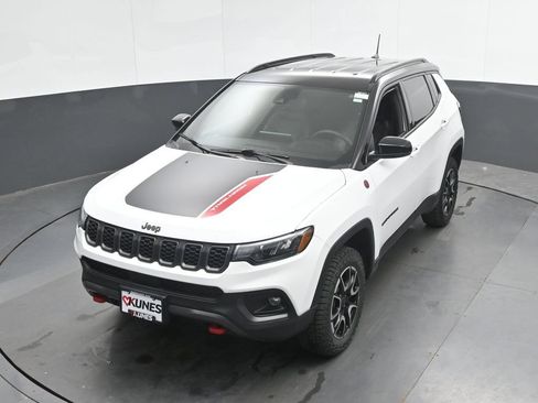 Used 2025 Jeep Compass Trailhawk AWD/4WD image 33