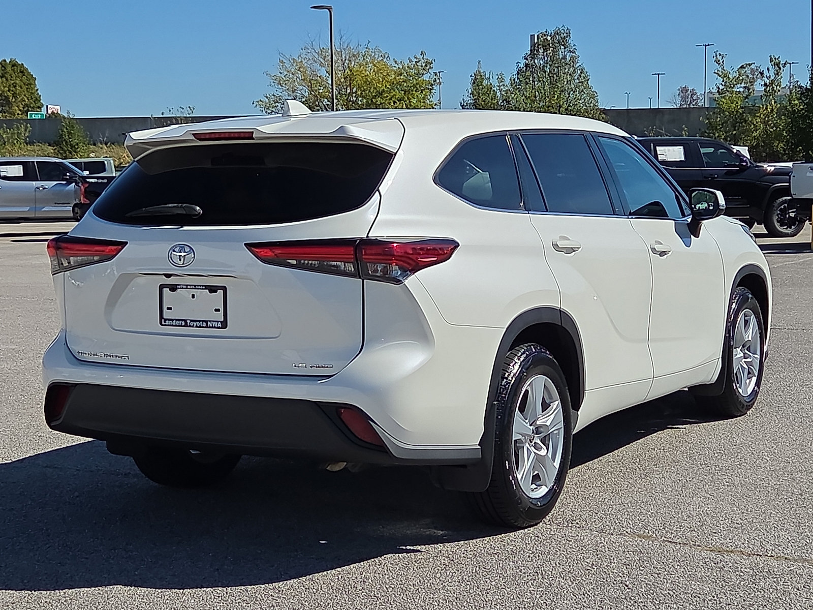 Used 2021 Toyota Highlander LE AWD/4WD image 5
