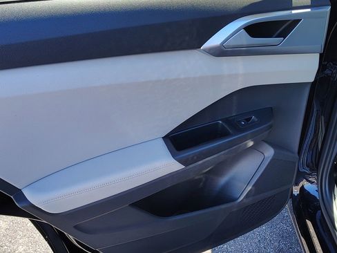 Certified 2025 Volkswagen Taos SE image 8