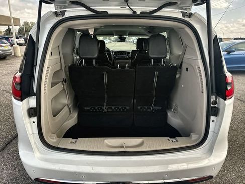 Used 2024 Chrysler Pacifica Touring-L FWD image 23