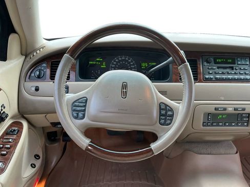 Used 2002 Lincoln Town Car Signature RWD image 18
