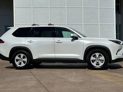 Certified 2025 Toyota Grand Highlander LE image 3