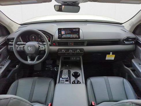 New 2025 Honda Pilot Touring image 14