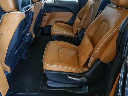 Used 2023 Chrysler Pacifica Pinnacle FWD image 34