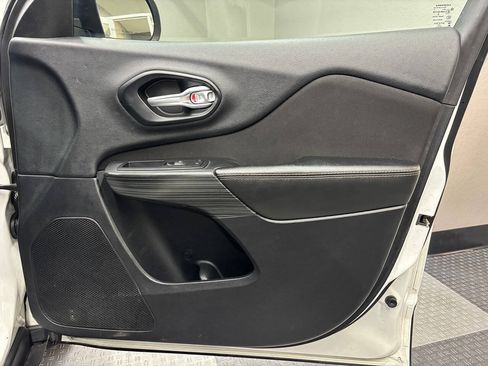 Used 2016 Jeep Cherokee Sport FWD image 23