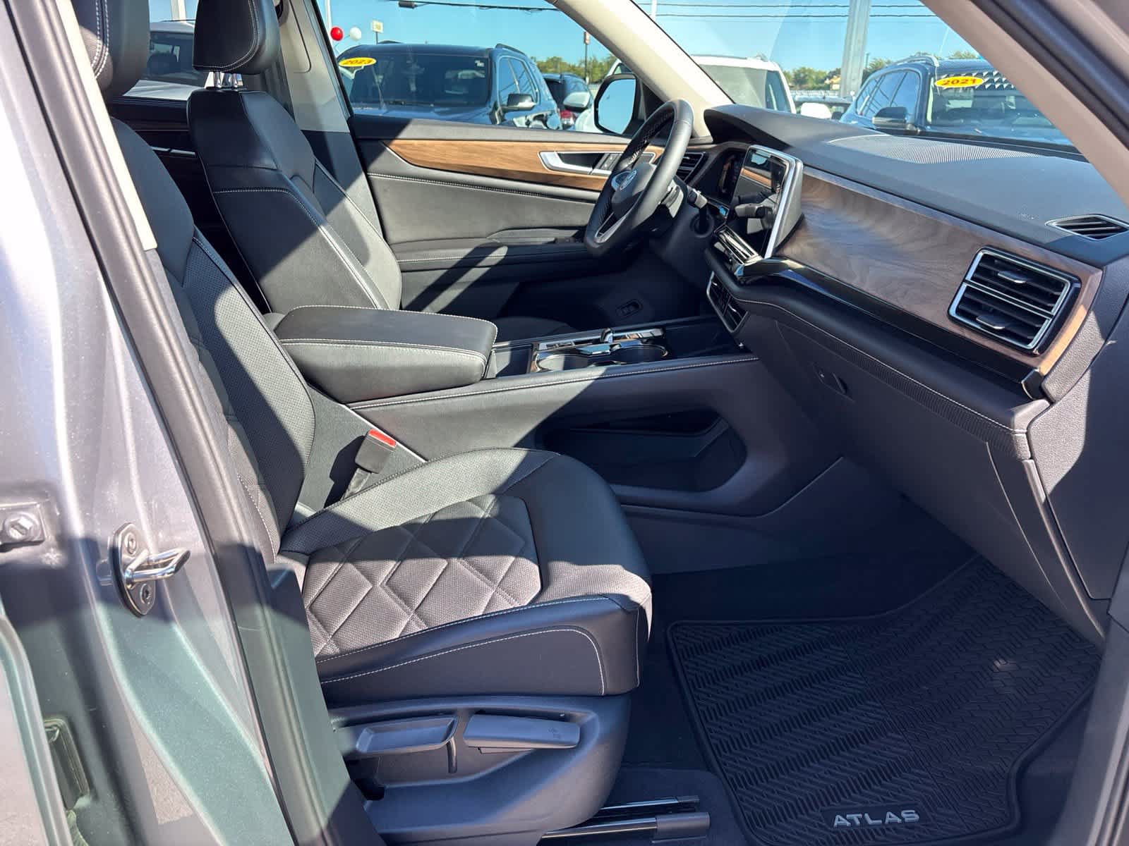 Used 2024 Volkswagen Atlas SE FWD image 13