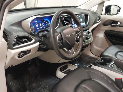 Used 2024 Chrysler Pacifica Touring-L image 17