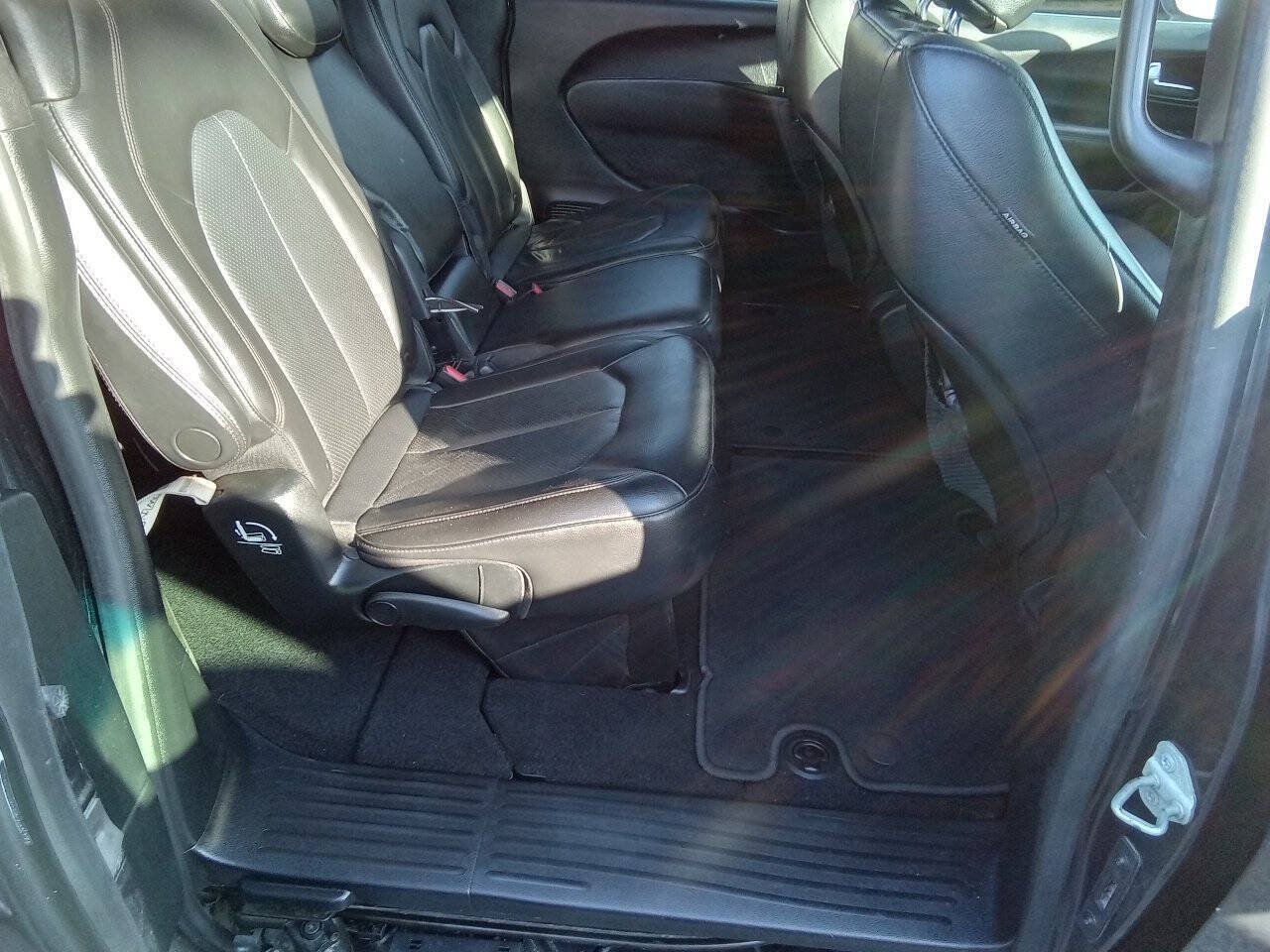 Used 2020 Chrysler Pacifica Touring-L FWD image 5