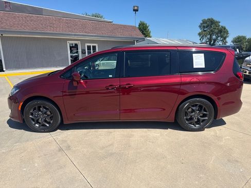 Used 2019 Chrysler Pacifica Touring-L Plus w/ S Appearance Package FWD image 2