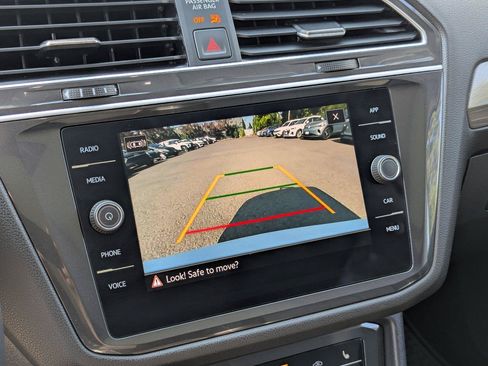 Used 2024 Volkswagen Tiguan SE w/ Panoramic Sunroof Package AWD/4WD image 18