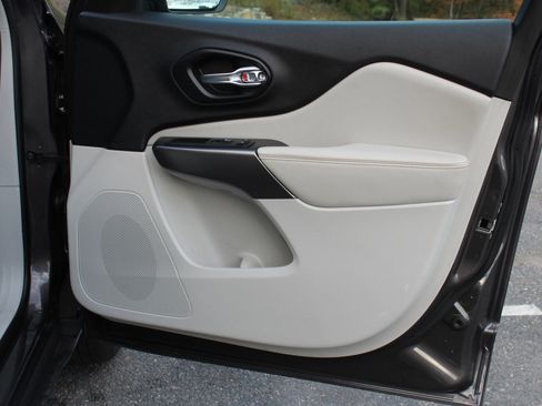 Used 2019 Jeep Cherokee Limited image 18