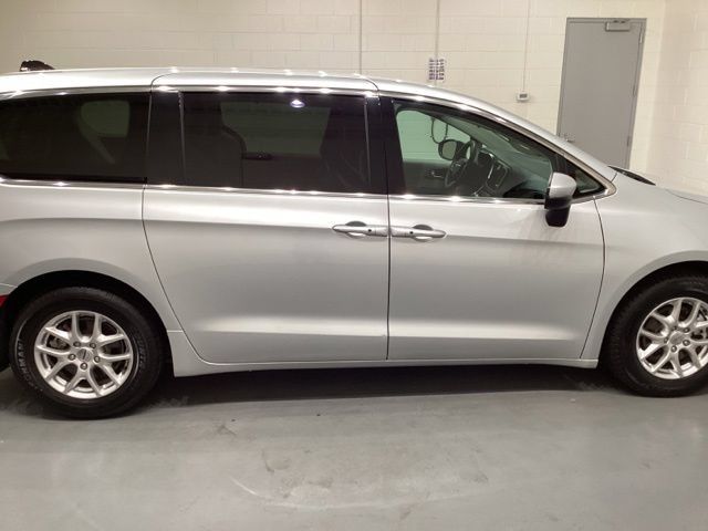 Used 2023 Chrysler Pacifica Touring-L FWD image 10