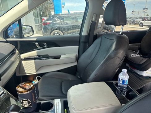 Used 2024 Kia Carnival EX FWD image 14