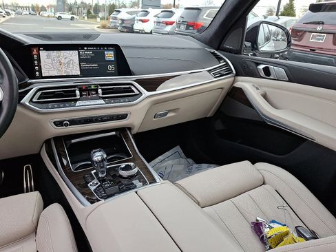 Used 2021 BMW X7 M50i w/ Dynamic Handling Package image 16