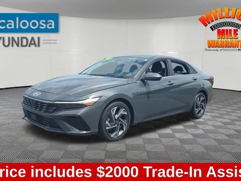 Used 2025 Hyundai Elantra SEL FWD image 3