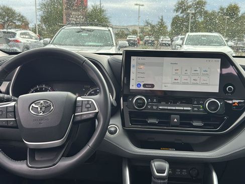Certified 2024 Toyota Highlander XLE image 10