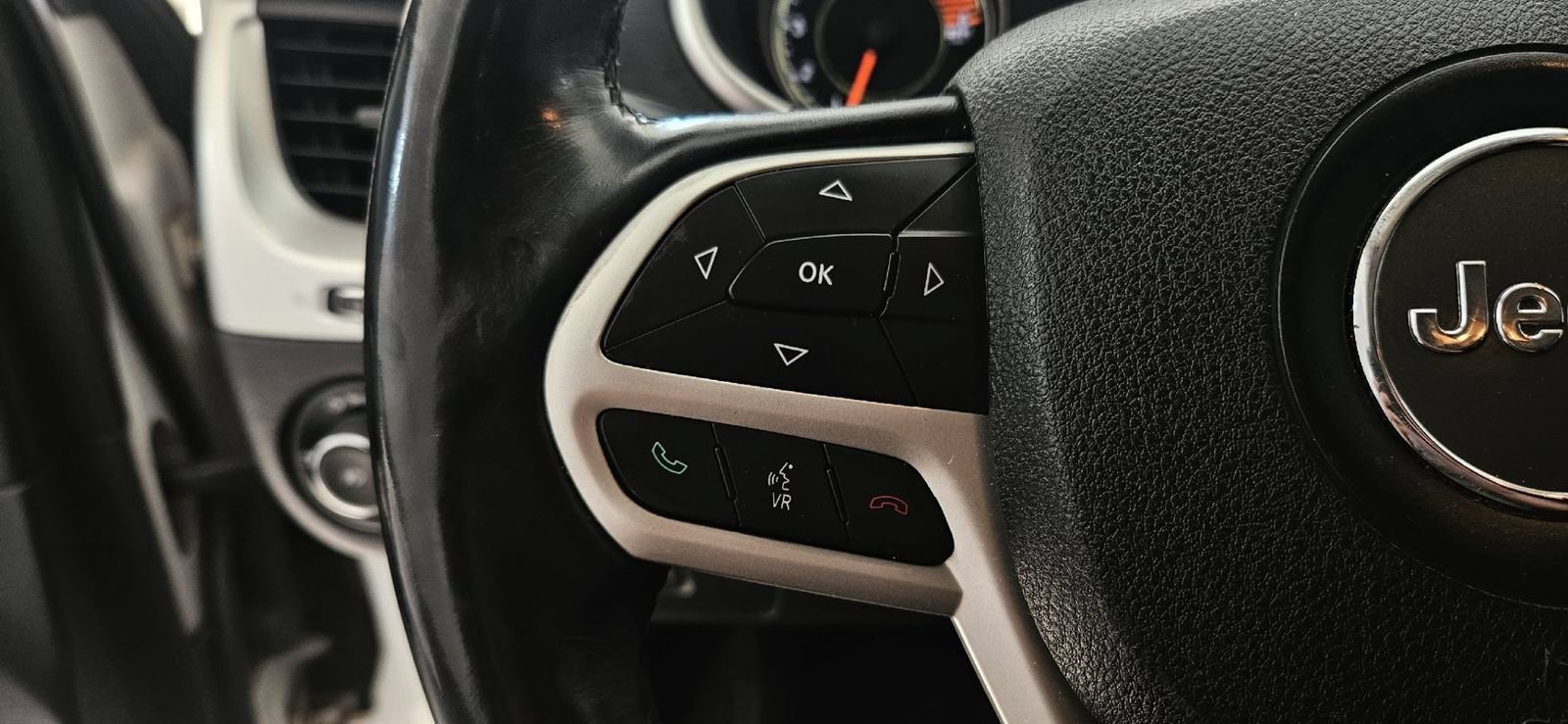 Used 2017 Jeep Cherokee Trailhawk AWD/4WD image 11