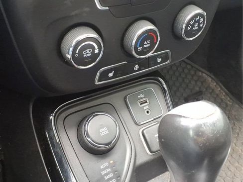 Used 2018 Jeep Compass Latitude AWD/4WD image 18