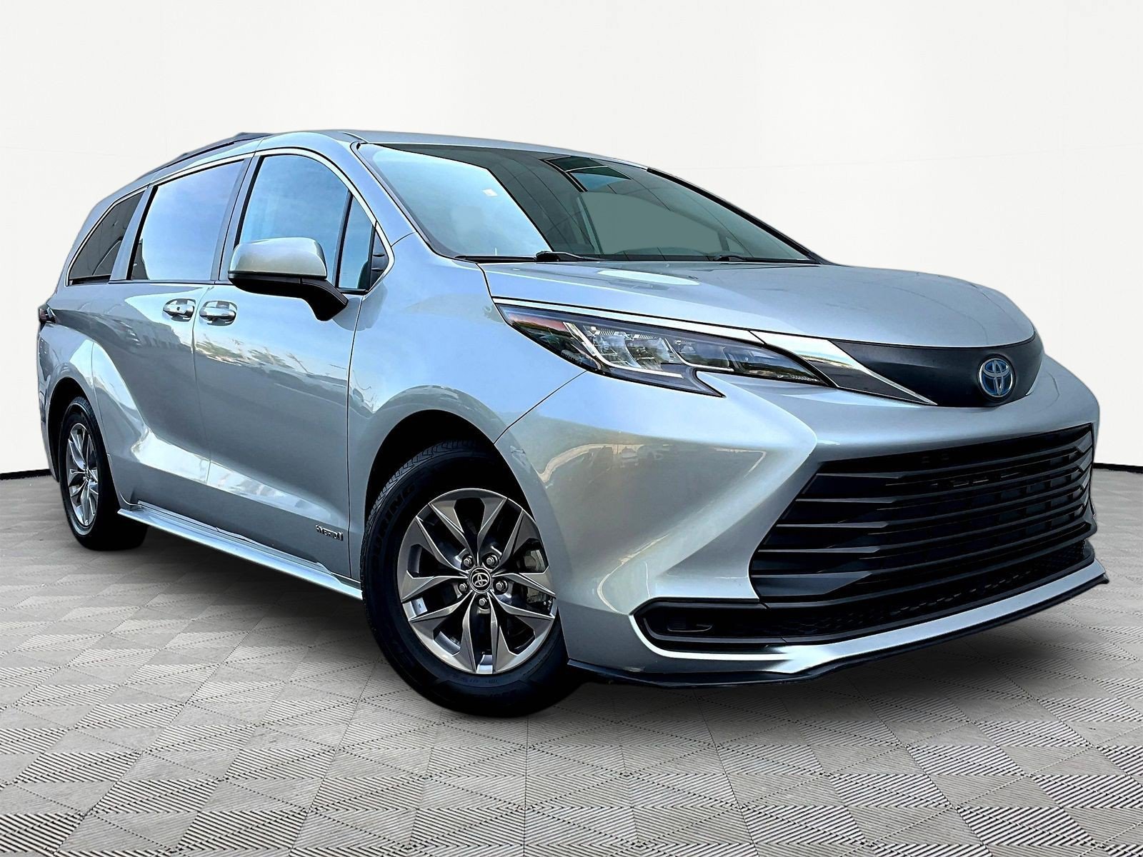 Used 2021 Toyota Sienna LE FWD image 3