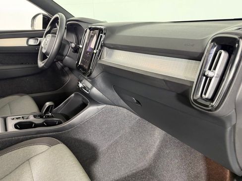 Used 2025 Volvo XC40 B5 Core image 32