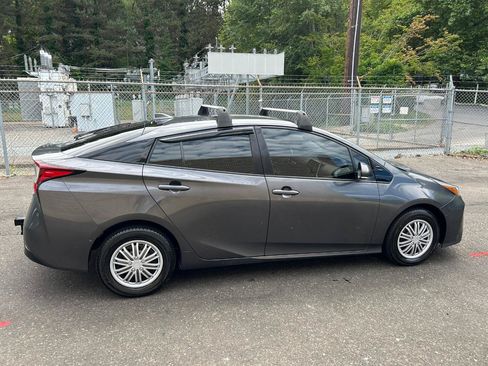 Used 2019 Toyota Prius XLE AWD/4WD image 4