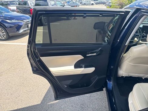 Used 2025 Toyota Highlander XLE AWD/4WD image 52