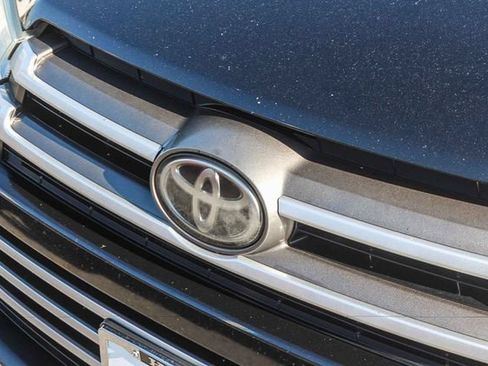 Used 2018 Toyota Highlander XLE w/ Carpet Mat Package (TMS) FWD image 14