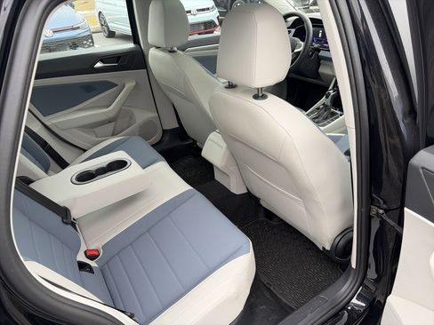 Certified 2025 Volkswagen Jetta SE image 18