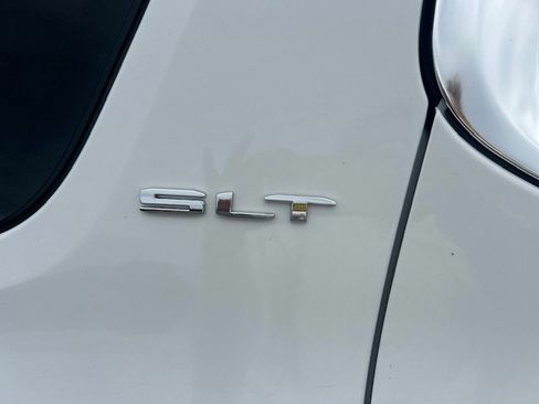 Used 2023 GMC Acadia SLT w/ Preferred Package image 5