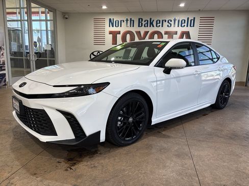 Used 2025 Toyota Camry SE w/ Convenience Package FWD image 1