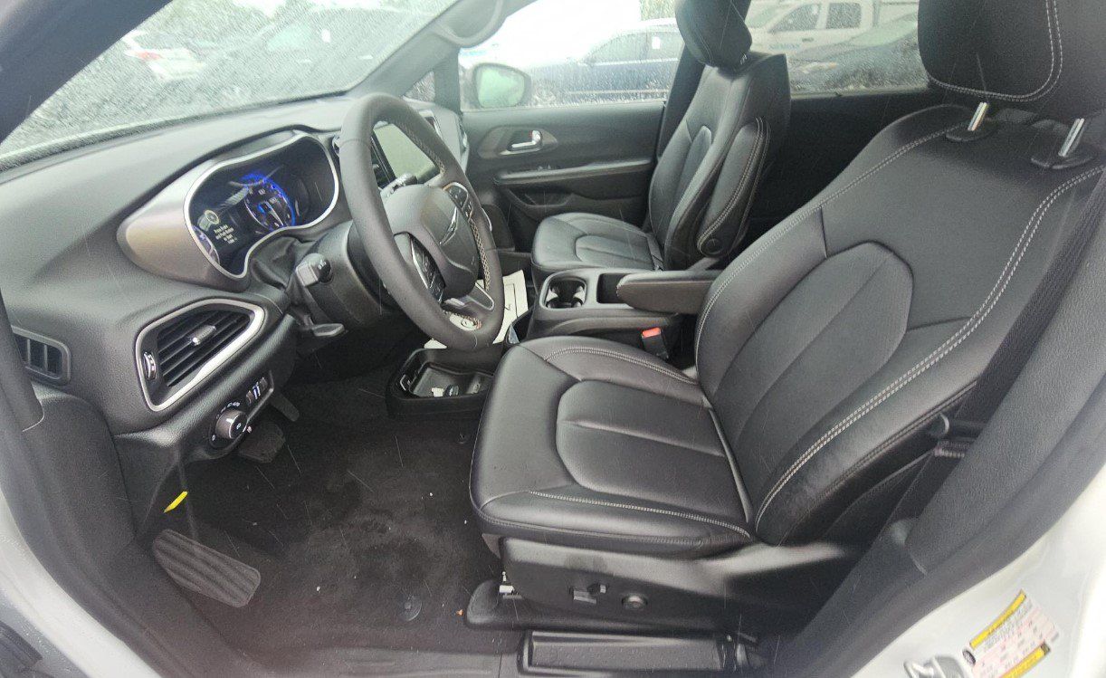 Used 2026 Chrysler Pacifica Select FWD image 7