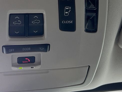 Used 2025 Toyota Sienna XLE FWD image 22